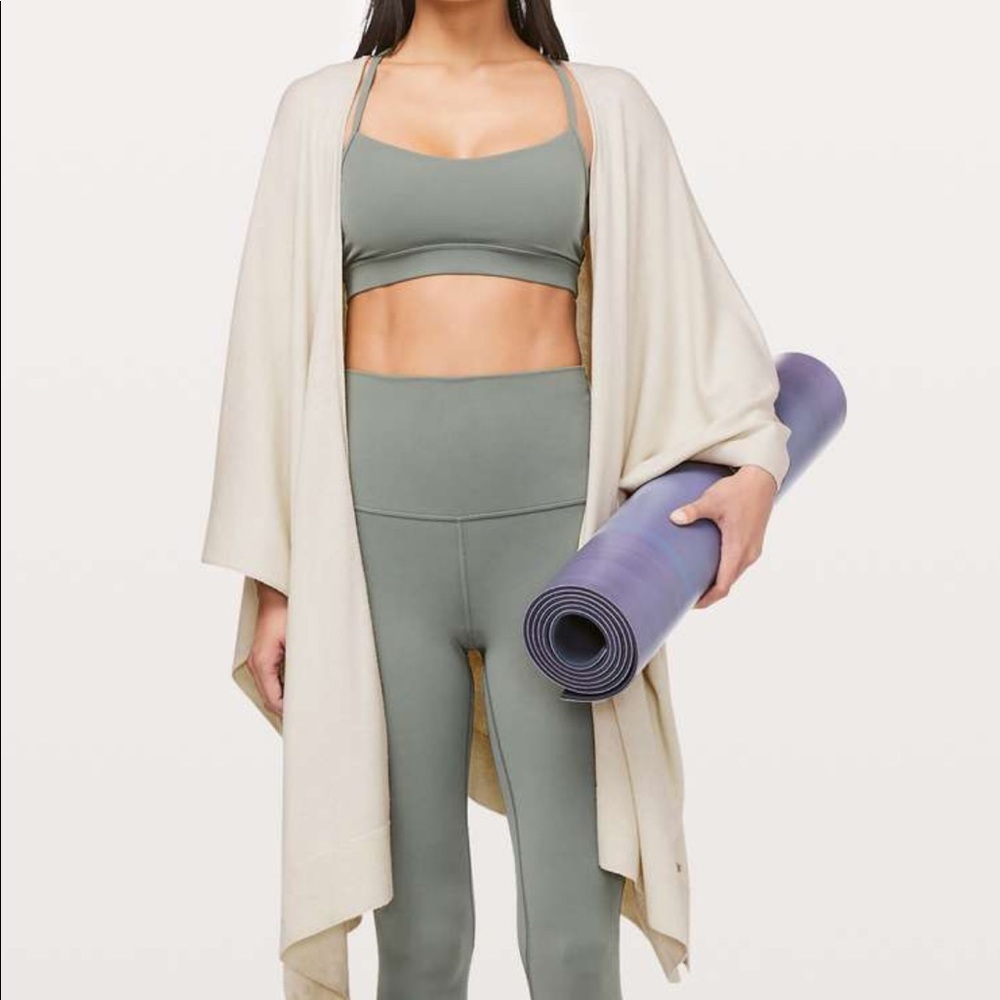 Lululemon Free to Coast wrap